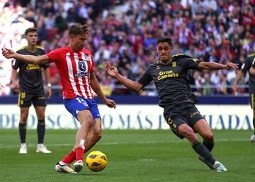 El despeje de Cardona en el área rebotó en un compañero de la UD Las Palmas y la pelota le cayó a Marcos Llorente, que no falló en la definición ante Álvaro Valles.
