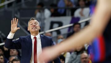 MADRID, 02/01/2023.- El entrenador del Bar?a, Sarunas Jasikevicius, durante el partido de la jornada 14 de la Liga ACB que Real Madrid y Bar?a juegan hoy lunes en el Wizink Center, en Madrid. EFE/Javier Liz¨®n