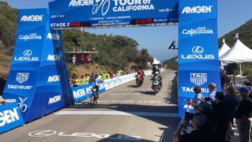 El ciclista colombiano del Sky Egan Bernal celebra su victoria en solitario en la cima de Gibraltar Road en la segunda etapa del Amgen Tour of California.