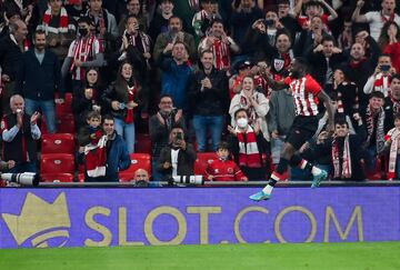 2-0. Iñaki Williams celebra el segundo gol que marca de penalti.