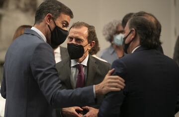 Saludo entre Pedro Sánchez y Emilio Butragueño.