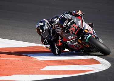 El hombre a batir es Aldeguer, a tenor de lo bien que concluyó el curso pasado, tanto que le querían ya para a MotoGP a lomos de una Ducati, y también por lo visto en el test de Jerez, que lideró rodando por debajo del récord. Competencia no le va a faltar a Fermín, empezando por compatriotas como Canet, López, González, García o Ramírez, y de fuera, como Arbolino, Vietti Roberts o Chantra. Todos ellos, se muestran contentos con los Pirelli, nuevo proveedor de neumáticos.