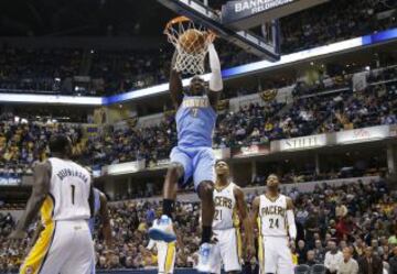 J.J. Hickson se cuelga del aro de los Pacers.