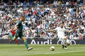 Real Madrid 0-1 Betis | Loren abrió el marcador. Recibió Guardado un buen balón al espacio de Lo Celso, centró perfectamente por delante de la defensa y el delantero remató a placer en el segundo palo para batir a Keylor.

