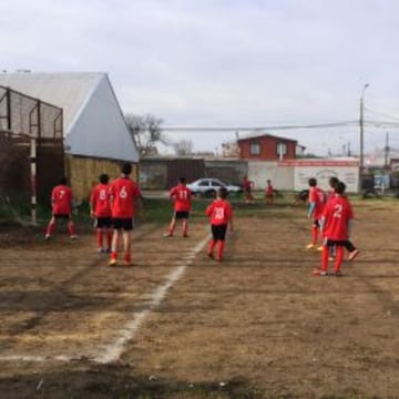 | Niños del club Críspulo Gándara entrenan en una cancha de tierra.