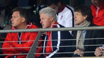 Mick Jagger junto a Bill Clinton en el Emirates Stadium.