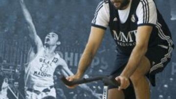 PASADO Y PRESENTE. Bourousis calienta ante una imagen de Luyk.