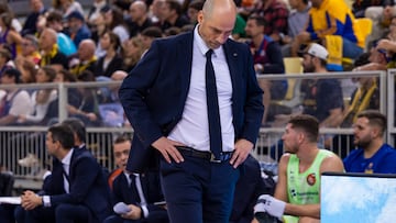 LAS PALMAS DE GRAN CANARIA, 13/02/2025.- El entrenador del Barça, Joan Peñarroya, durante el partido de cuartos de final de la Copa del Rey de baloncesto que Laguna Tenerife y Barça disputan este jueves en el Gran Canaria Arena. EFE/ Quique Curbelo