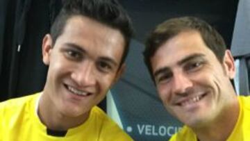 Iker Casillas prese foto al lado de Ra&uacute;l Gudi&ntilde;o.
