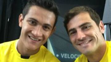 Iker Casillas prese foto al lado de Raúl Gudiño.
