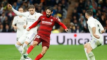 MADRID, 22/10/2022.- El centrocampista del Sevilla, Isco (2i), con el balón ante el centrocampista uruguayo del Real Madrid, Fede Valverde, durante el encuentro correspondiente a la jornada 11 de primera división que disputan hoy sábado en el estadio Santiago Bernabéu, en Madrid. EFE / Mariscal.