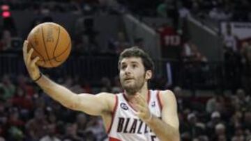 <b>AS EN LA MANGA. </b>Rudy Fernández, de Portland, entra a canasta.