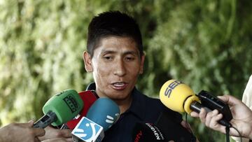 GRAF5577. PAMPLONA (ESPA&Ntilde;A), 26/10/2018.- El ciclista colombiano del Movistar Team, Nairo Quintana atiende a los medios de comunicaci&oacute;n hoy viernes jornada en la que concluye la reuni&oacute;n t&eacute;cnica y log&iacute;stica del equipo pre