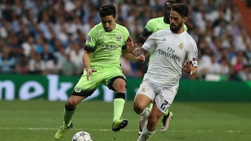 Isco pelea un bal&oacute;n con Navas en un partido de Champions 