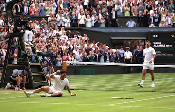 Carlos Alcaraz de Espa?a celebra el punto ganador del campeonato en la final individual masculina contra Novak Djokovic del Campeonato de Wimbledon 2023.