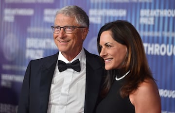 Bill Gates y Paula Hurd posan en la alfombra roja de los Breakthrough Prize celebrados en la ciudad estadounidense de Los Ángeles.