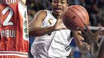 <b>EN ENTREDICHO.</B> El futuro de Michael Hawkins en el Madrid se complica por su bajo rendimiento.