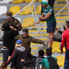 La dura pelea entre barristas de Wanderers y Carabineros