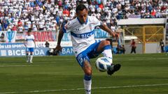 Futbol, Universidad Catolica vs Colo Colo.
Fecha 11, campeonato Nacional 2022.
El jugador de Universidad Catolica Fabian Orellana, izquierda  juega el balon contra Colo Colo durante el partido por la primera division disputado en el estadio San Carlos de Apoquindo.
Santiago, Chile.
24/04/2022
Jonnathan Oyarzun/Photosport

Football, Universidad Catolica vs Colo Colo.
11 th date, 2022 National Championship.
Universidad Catolica’s player Fabian
Orellana, left , play the ball against Colo Colo during the first division match held at San Carlos de Apoquindo stadium.
Santiago, Chile.
24/04/2022
Jonnathan Oyarzun/Photosport