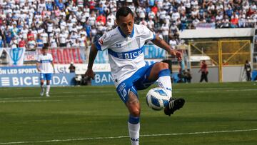 Futbol, Universidad Catolica vs Colo Colo.
Fecha 11, campeonato Nacional 2022.
El jugador de Universidad Catolica Fabian Orellana, izquierda  juega el balon contra Colo Colo durante el partido por la primera division disputado en el estadio San Carlos de Apoquindo.
Santiago, Chile.
24/04/2022
Jonnathan Oyarzun/Photosport

Football, Universidad Catolica vs Colo Colo.
11 th date, 2022 National Championship.
Universidad Catolica’s player Fabian
Orellana, left , play the ball against Colo Colo during the first division match held at San Carlos de Apoquindo stadium.
Santiago, Chile.
24/04/2022
Jonnathan Oyarzun/Photosport