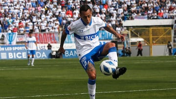 Futbol, Universidad Catolica vs Colo Colo.
Fecha 11, campeonato Nacional 2022.
El jugador de Universidad Catolica Fabian Orellana, izquierda  juega el balon contra Colo Colo durante el partido por la primera division disputado en el estadio San Carlos de Apoquindo.
Santiago, Chile.
24/04/2022
Jonnathan Oyarzun/Photosport

Football, Universidad Catolica vs Colo Colo.
11 th date, 2022 National Championship.
Universidad Catolica’s player Fabian
Orellana, left , play the ball against Colo Colo during the first division match held at San Carlos de Apoquindo stadium.
Santiago, Chile.
24/04/2022
Jonnathan Oyarzun/Photosport