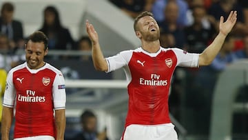 Mustafi no tuvo una gran actuación en el debut del Arsenal en Champions ante el PSG.