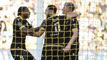 Nice&#039;s Danish forward Kasper Dolberg Rasmussen (R) celebrates his goal with Nice&#039;s French forward Amine Gouiri (C) and Nice&#039;s Dutch forward Pablo Rosario during the French L1 football match between FC Nantes and OGC Nice at Stade de la Beau