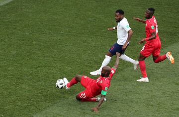 Felipe Baloy se adelanta a Danny Rose y anota el primer gol de la historia de Panamá en los mundiales.