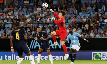 Kepa Arrizabalaga despeja de puños un centro lateral del conjunto celeste.
