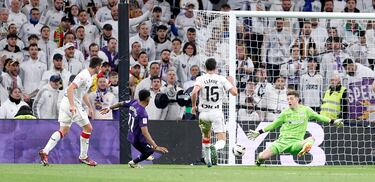 2-0. Contraataque del Real Madrid. Jude Bellingham asiste a Rodrygo, avanza, y dentro del área,  se va de Daniel Vivian con un recorte para anotar con un disparo raso al palo corto de Julen Agirrezabala.