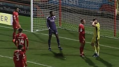 La notable reacción de Vigouroux en empate del Swindon
