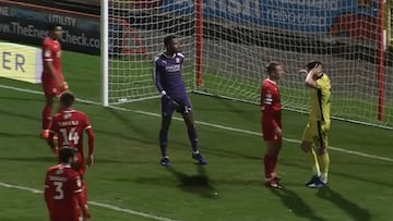 La notable reacción de Vigouroux en empate del Swindon