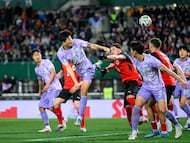 Vienna (Austria), 31/03/2026.- Minjae Kim of South Korea in action against Marcel Sabitzer of Austria during the international friendly match between Austria and South Korea in Vienna, Austria, 31 March 2026. (Futbol, Amistoso, Corea del Sur, Viena) EFE/EPA/MAX SLOVENCIK
