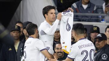 AME1028. LOS ÁNGELES (ESTADOS UNIDOS), 23/05/2023.- Riqui Puig (c) del Los Ángeles Galaxy celebra hoy con sus compañeros tras anotar contra el LAFC, durante un partido por la Copa EE.UU. en el estadio Bank of California en Los Ángeles, California (Estados Unidos). EFE/ARMANDO ARORIZO