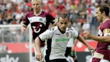 <b>DECISIVO. </b>Roberto Soldado confirmó su olfato goleador al anotar la primera diana valencianista.