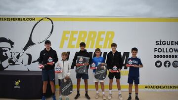 Foto de los campeones del AS Young Tour La Nucía, celebrado en la Academia Tenis Ferrer – Club de Tenis La Nucía (Alicante) y perteneciente al Circuito AS Young Tour by IBP Tenis.