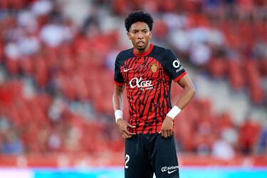 Su llegada a nuestra liga se produjo en la temporada 2013/2014. Su equipo: el Rayo Vallecano. Desde entonces ha permanecido en LaLiga pasando por Valladolid, Girona, Elche, Villarreal, Osasuna y Mallorca. Tan solo abandonó la competición en la temporada 2020/2021 cuando fue cedido a la Atalanta en el período correspondiente entre el mercado veraniego y el invernal.