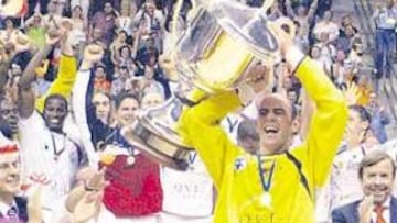 <b>ALIRÓN. </b>El capitán Hombrados levanta la copa que confirma al Ciudad Real en la élite mundial.