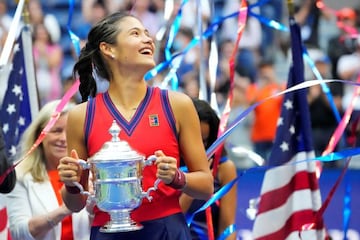 FILE PHOTO: Sep 11, 2021; Flushing, NY, USA; Emma Raducanu of Great Britain celebrates with the championship trophy after her match against Leylah Fernandez of Canada (not pictured) in the women's singles final on day thirteen of the 2021 U.S. Open tennis