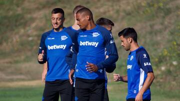 Olivier Verdon (2i), en un entrenamiento del Alavés.