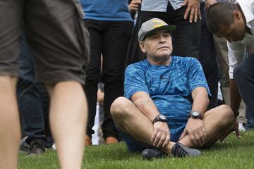  El exjugador argentino Diego Armando Maradona, durante la foto de familia antes del partido que enfrenta a las leyendas del fútbol internacional, en Brig (Suiza)