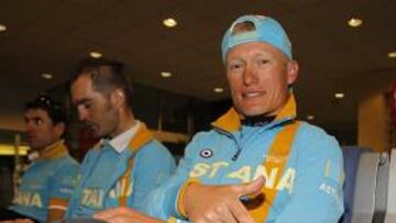 <b>VINOKOUROV. </b>El kazajo, con la maglia en el traslado a Italia.