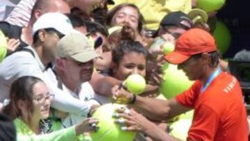 CON LA AFICI&Oacute;N. Rafa Nadal firma aut&oacute;grafos tras un entrenamiento en Miami. Le espera Hewitt. 
 