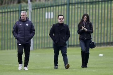 El vicepresidente del Leicester City, Aiyawatt Srivaddhanaprabha, asiste a un entrenamiento del equipo celebrado en Leicester 