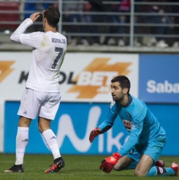 Ocasión de Cristiano Ronaldo ante Asier Riesgo.