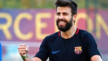 Gerard Piqué sonriendo en un entrenamiento con el Barcelona