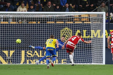 El Granada trata de superar obstáculos mientras espera fichajes