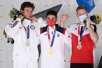 El español Alberto Gines López, medallista de oro, posa en el podio durante la ceremonia de medalla de escalada deportiva masculina en Tokio 2020