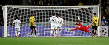 0-5. Brahim Díaz, dentro del área del Kairat Almaty, marcacon un disparo cruzado.