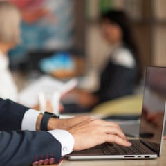 Se pasa 57 horas viendo páginas web en horario laboral, la empresa le despide y la Justicia le recompensa con 39.083 euros